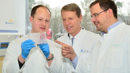 In the lab: Prof Gunther Hartmann (center), Prof Winfried Barchet (right) and Dr. Thomas Zillinger (left) from the ImmunoSensation cluster of excellence at the University of Bonn. In the lab: Prof Gunther Hartmann (center), Prof Winfried Barchet (right) and Dr. Thomas Zillinger (left) from the ImmunoSensation cluster of excellence at the University of Bonn.
