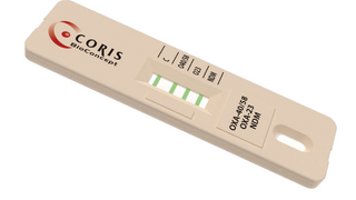 Beige coloured rapid antigen test with an opening for sample drops as well as a viewing window in which up to four green stripes become visible if one to four resistance factors are detected in the sample..